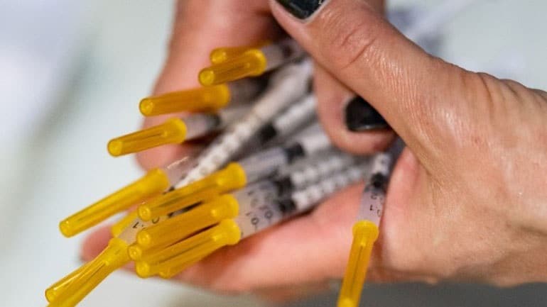 Γαλλία: Ξεκίνησε η εκστρατεία χορήγησης τρίτης δόσης του εμβολίου σε ηλικιωμένους και ευπαθείς ομάδες Γαλλία: Ξεκίνησε η εκστρατεία χορήγησης τρίτης δόσης του εμβολίου σε ηλικιωμένους και ευπαθείς ομάδες