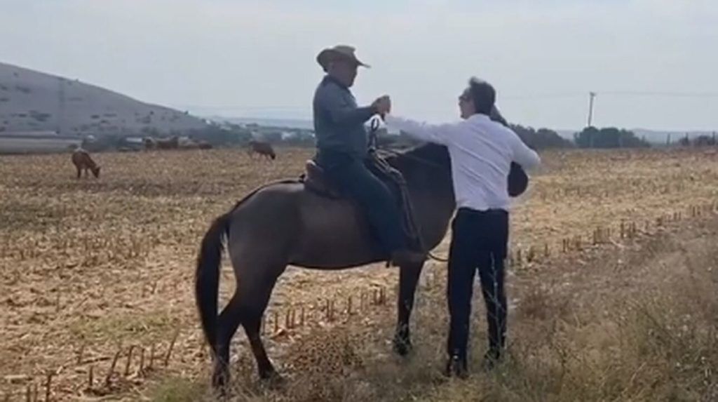 Ο Μητσοτάκης έκανε «έκπληξη» σε αγρότες στα Φάρσαλα -Τα γέλια και οι selfies [εικόνες]Πηγή: iefimerida.gr – Ο Μητσοτάκης έκανε «έκπληξη» σε αγρότες στα Φάρσαλα -Τα γέλια και οι selfies [εικόνες] 