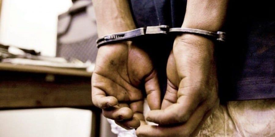 Χειροπέδες σε αξιωματικό του Λιμενικού – Τροφοδοτούσε με ναρκωτικά γνωστό ηθοποιό Χειροπέδες σε αξιωματικό του Λιμενικού – Τροφοδοτούσε με ναρκωτικά γνωστό ηθοποιό