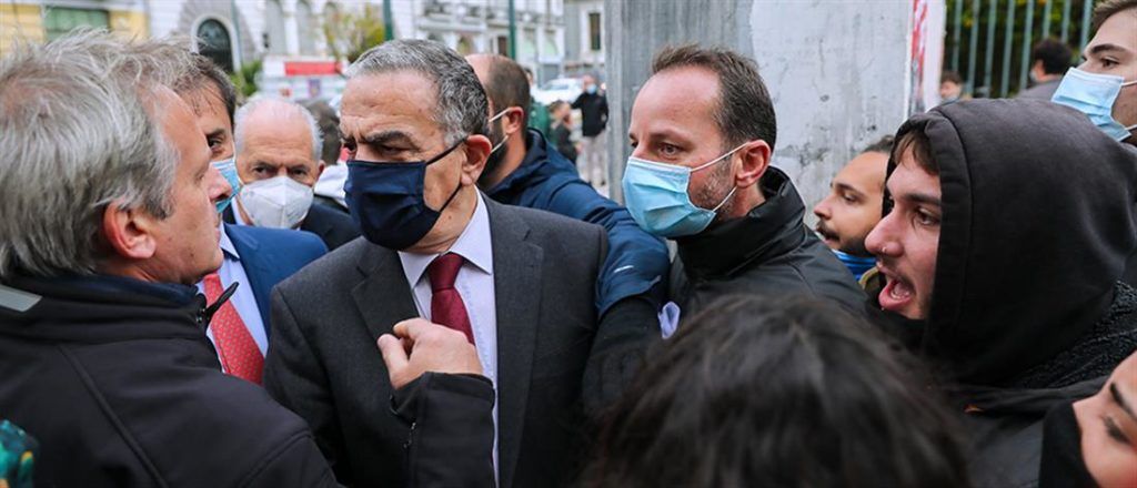 Πολυτεχνείο: Ένταση με φοιτητές που πέταξαν στεφάνι (βίντεο) Πολυτεχνείο: Ένταση με φοιτητές που πέταξαν στεφάνι (βίντεο)