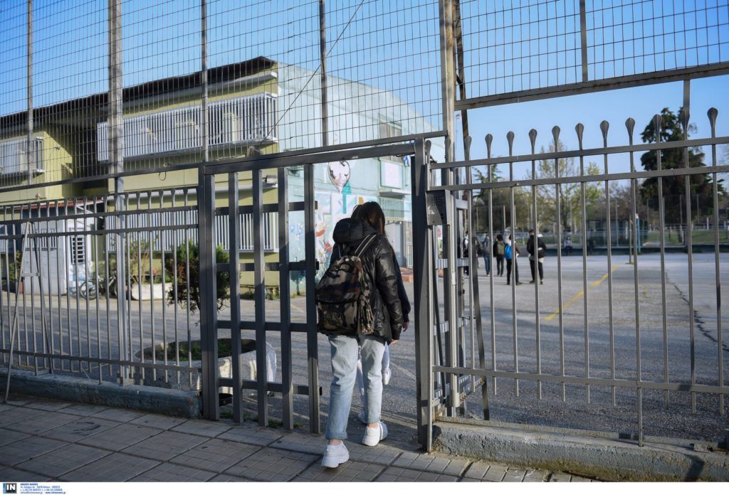 Ρόδος: Εκπαιδευτικός επιτέθηκε στον πατέρα της 14χρονης με την οποία… δήλωσε ερωτευμένος Ρόδος: Εκπαιδευτικός επιτέθηκε στον πατέρα της 14χρονης με την οποία… δήλωσε ερωτευμένος