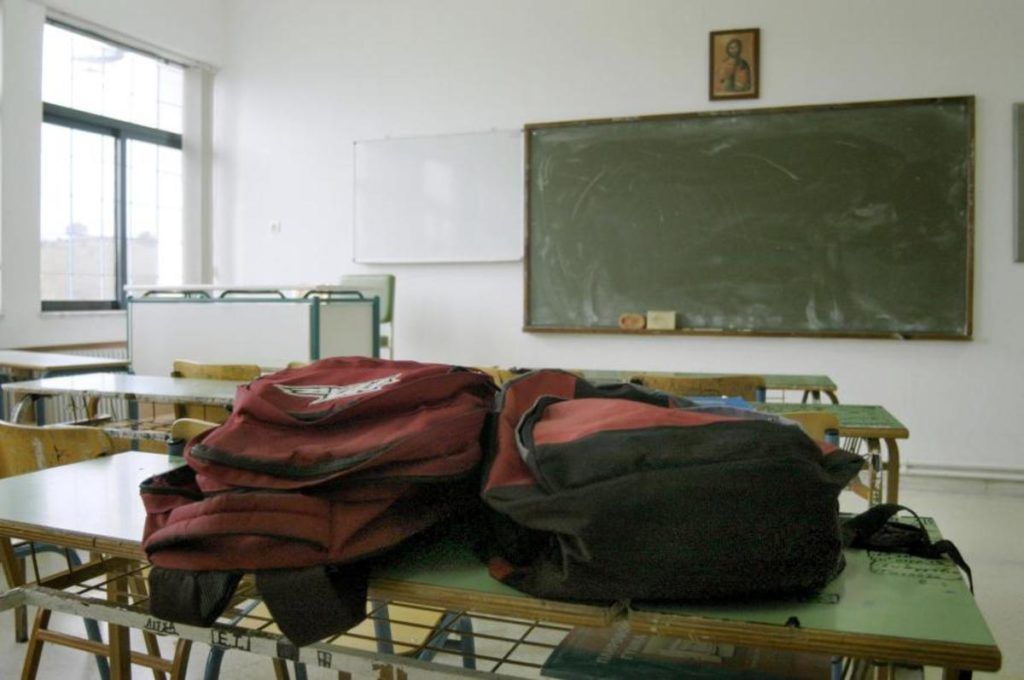 Λαμία: Δάσκαλος έδειρε γονιό μέσα στο σχολείο, μπροστά στα παιδιά