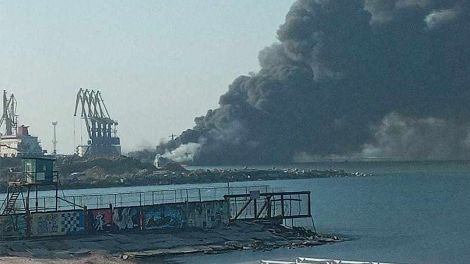 Πόλεμος στην Ουκρανία: Μεγάλη φωτιά στο λιμάνι του Μπερντιάνσκ – Οι Ουκρανοί κατέστρεψαν το ρωσικό αρματαγωγό «Ορσκ» Πόλεμος στην Ουκρανία: Μεγάλη φωτιά στο λιμάνι του Μπερντιάνσκ – Οι Ουκρανοί κατέστρεψαν το ρωσικό αρματαγωγό «Ορσκ»