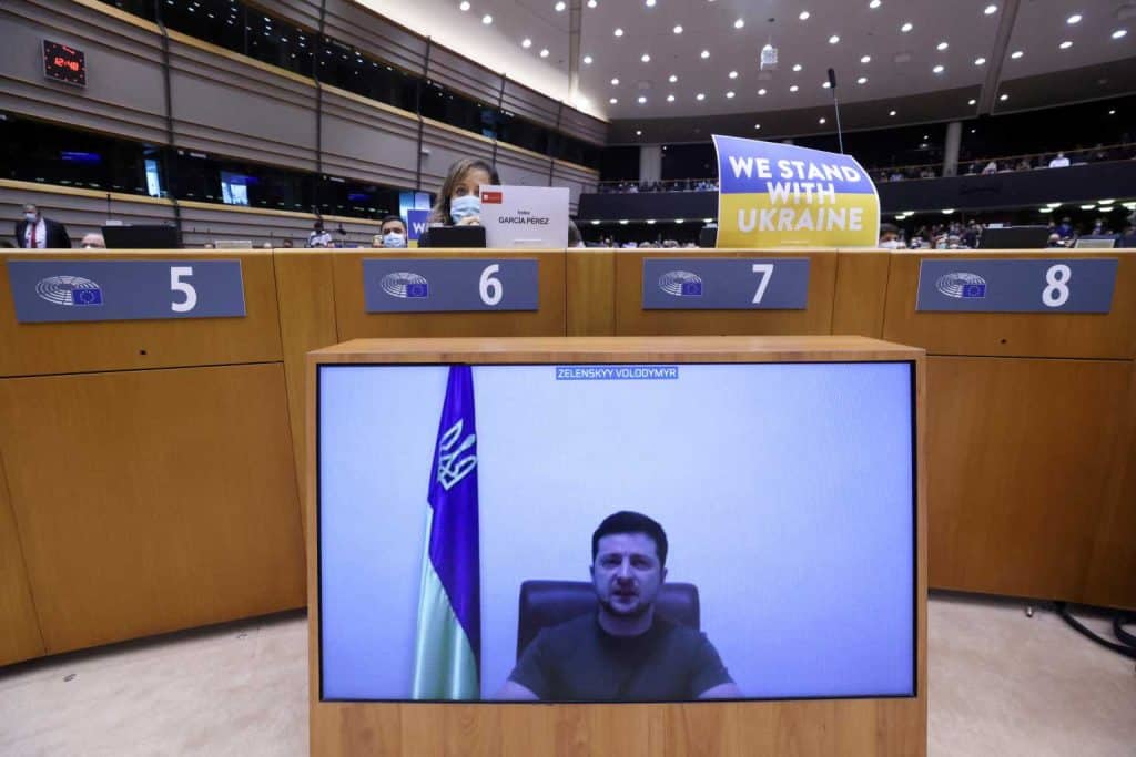 Ουκρανία: Όρθιο όλο το ευρωκοινοβούλιο! Ομιλία Ζελένσκι Ουκρανία: Όρ