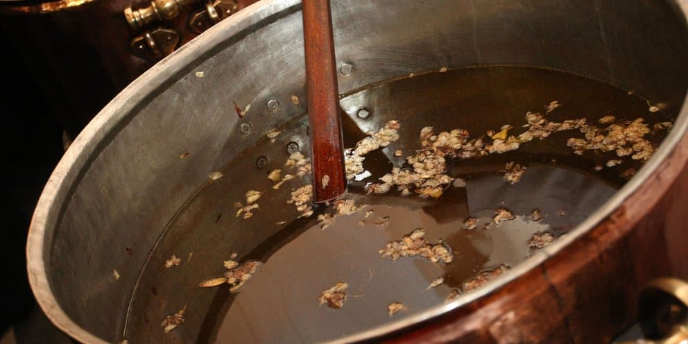 Aγιο Μύρο: Το καθαγιασμένο έλαιο παρασκευάζεται κάθε 10 χρόνια στο Φανάρι-Τα σπάνια υλικά που χρησιμοποιούνται Aγιο Μύρο: Το καθαγιασμένο έλαιο παρασκευάζεται κάθε 10 χρόνια στο Φανάρι-Τα σπάνια υλικά που χρησιμοποιούνται