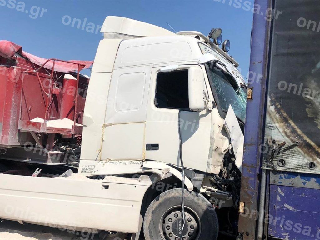 Λάρισα: Καραμπόλα με 4 νταλίκες – Εγκλωβίστηκε οδηγός αυτοκινήτου – Οι πρώτες εικόνες μετά το τροχαίο Λάρισα: Καραμπόλα με 4 νταλίκες – Εγκλωβίστηκε οδηγός αυτοκινήτου – Οι πρώτες εικόνες μετά το τροχαίο