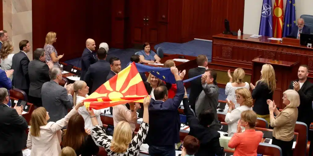 Τι σημαίνει η απόφαση της Βόρειας Μακεδονίας για συμβιβασμό με τη Βουλγαρία -Χαιρετίζουν ΕΕ και ΗΠΑ Τι σημαίνει η απόφαση της Βόρειας Μακεδονίας για συμβιβασμό με τη Βουλγαρία -Χαιρετίζουν ΕΕ και ΗΠΑ