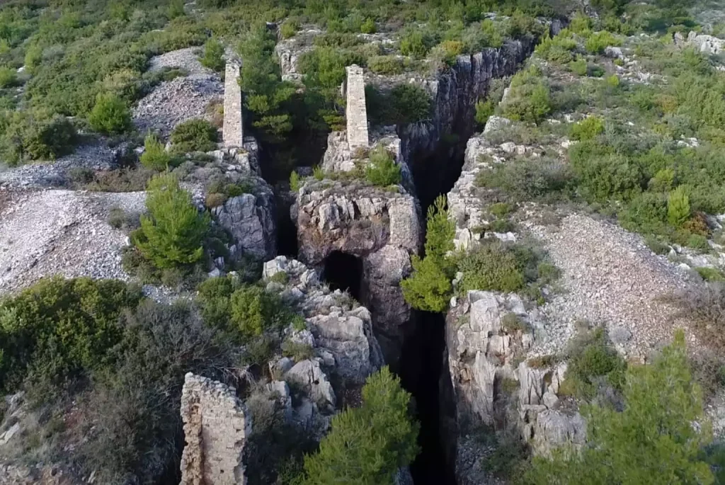 Tο επικίνδυνο βουνό της Αττικής με τα απύθμενα χάσματα Tο επικίνδυνο βουνό της Αττικής με τα απύθμενα χάσματα