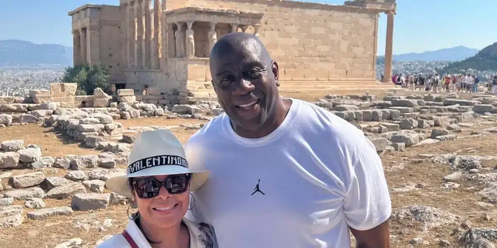 Μαγεμένος ο Μάτζικ Τζόνσον από τις αρχαιότητες -Κράτησε ασπίδα και ξίφος στην Ακρόπολη! [εικόνες]