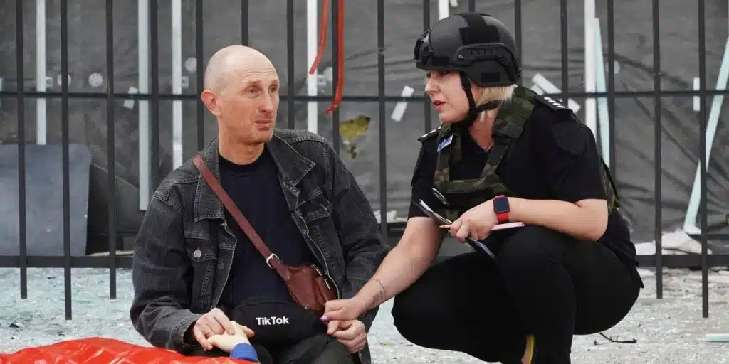 Η φρίκη του πολέμου στην Ουκρανία σε μια φωτό: Πατέρας στο δρόμο κρατά το χέρι του 13χρονου νεκρού γιου του