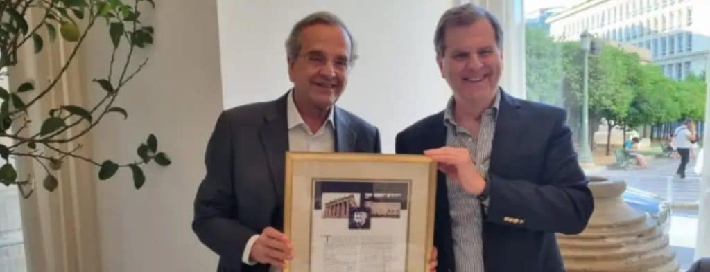 Η AJC τίμησε τον Αντώνη Σαμαρά σε ειδική εκδήλωση – Τι αναγράφεται στο κείμενο της τιμητικής πλακέτας