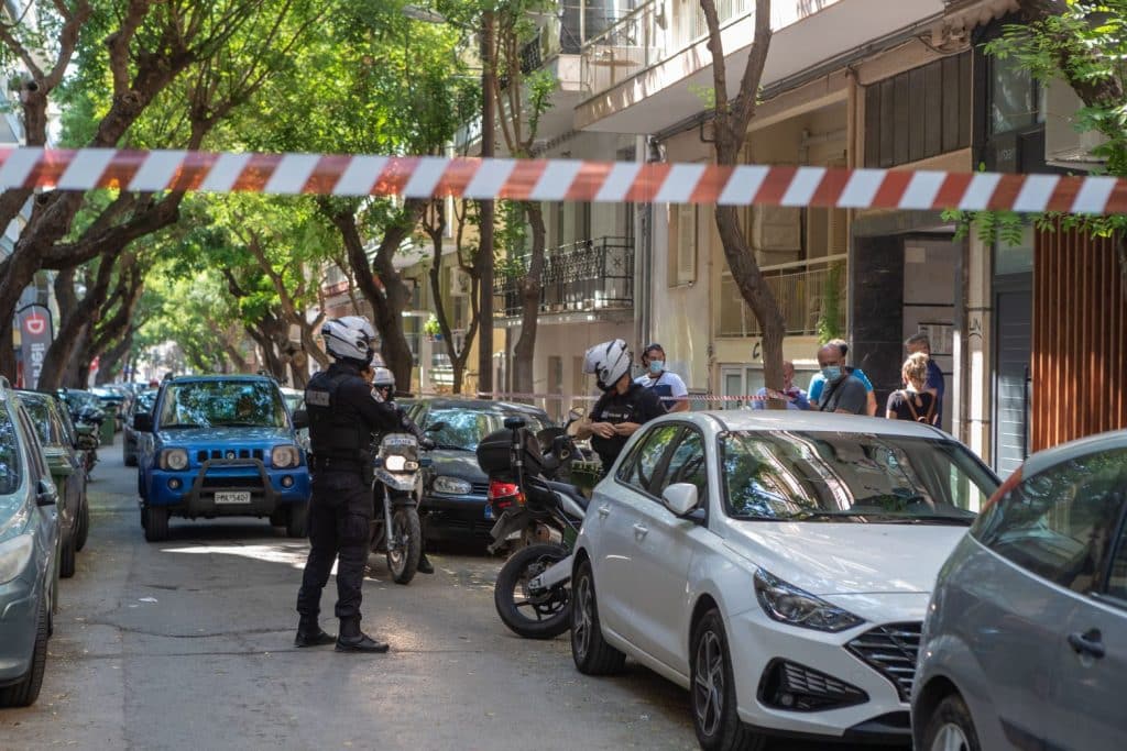 Μητροκτονία στην Θεσσαλονίκη: «Ακούγαμε τον γιο να φωνάζει μέσα στο σπίτι» λένε γείτονες της 79χρονης