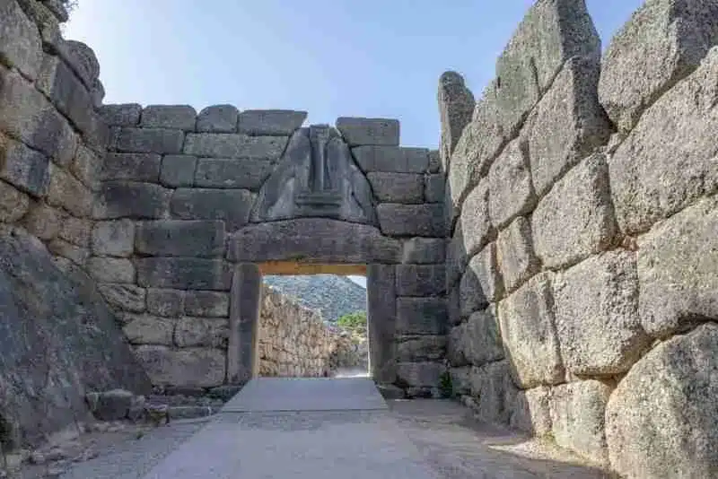 Συγκλονιστική ανακάλυψη στην Ελλάδα: νέο φως στη βασιλεία του Αγαμέμνονα. Τα τρία αρχαία ξίφη που ανακαλύφθηκαν στην Τράπεζα Αιγίου Συγκλονιστική ανακάλυψη στην Ελλάδα: νέο φως στη βασιλεία του Αγαμέμνονα. Τα τρία αρχαία ξίφη που ανακαλύφθηκαν στην Τράπεζα Αιγίου