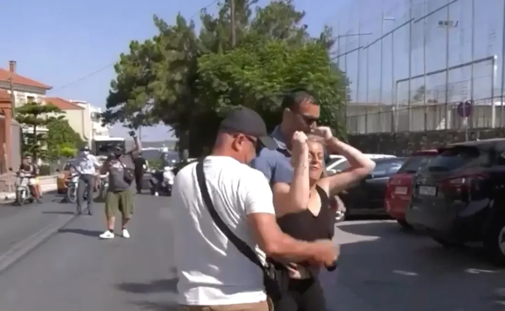Λέσβος: «Τι σου έκανε το μωρό μου, παιδεραστή» ξέσπασε η μητέρα της 14χρονης που βίαζε ο αστυνομικός Λέσβος: «Τι σου έκανε το μωρό μου, παιδεραστή» ξέσπασε η μητέρα της 14χρονης που βίαζε ο αστυνομικός