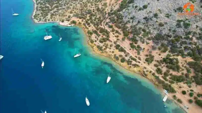 Βρίσκεται ανάμεσα στην Ύδρα και την Ερμιόνη στον Αργολικό κόλπο και πολλοί είναι αυτοί που αγνοούν την ύπαρξή αλλά και τη σπουδαιότητά του ανά τους αιώνες. Βρίσκεται ανάμεσα στην Ύδρα και την Ερμιόνη στον Αργολικό κόλπο και πολλοί είναι αυτοί που αγνοούν την ύπαρξή αλλά και τη σπουδαιότητά του ανά τους αιώνες.