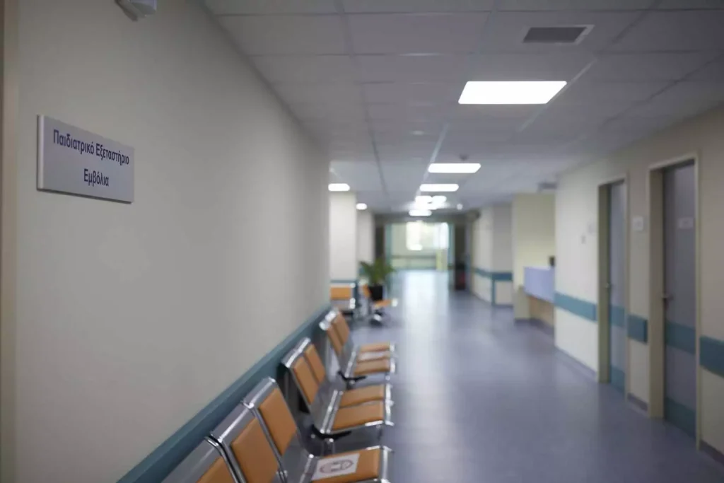 Πάτρα: Πατέρας τριών παιδιών έγειρε στην αγκαλιά της γυναίκας του και πέθανε στα επείγοντα του νοσοκομείου