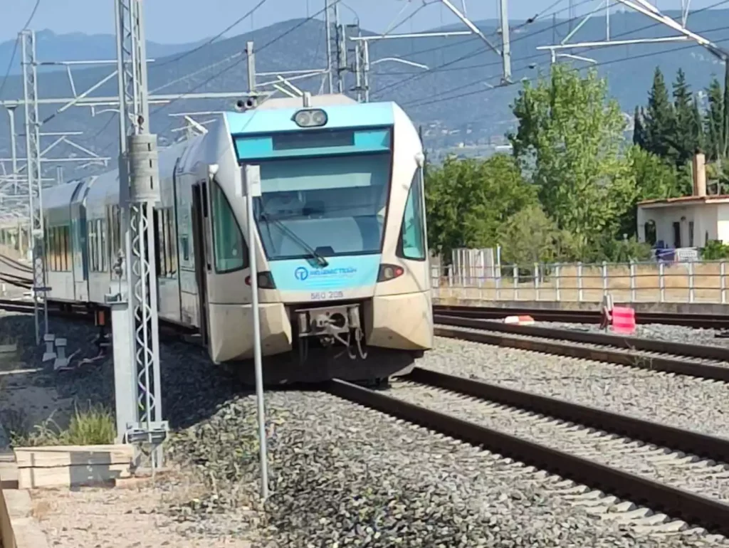 Λιανοκλάδι: Δυο χιλιόμετρα περπάτημα για τους επιβάτες του τρένου που χτύπησε αγελάδα και αργότερα εκτροχιάστηκε