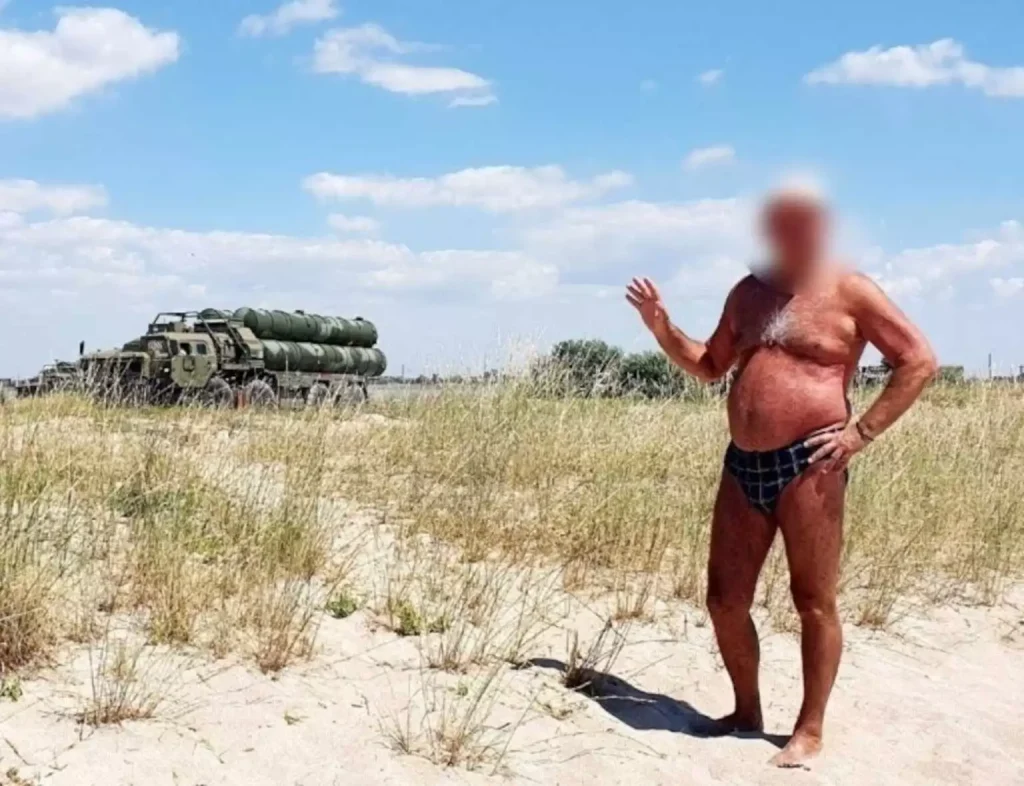 Ουκρανία: Ρώσος τουρίστας πόζαρε με μαγιό και… πρόδωσε τη θέση πυραύλων S-400 στην Κριμαία