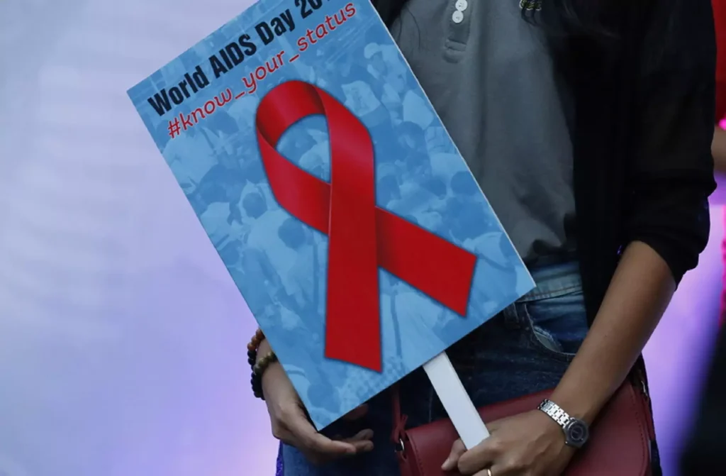 Έδιωξαν οροθετικό με λοίμωξη HIV από πολυκατοικία για να μην κολλήσουν οι ένοικοί – Ρατσιστική επίθεση σε δικαστήριο Έδιωξαν οροθετικό με λοίμωξη HIV από πολυκατοικία για να μην κολλήσουν οι ένοικοί – Ρατσιστική επίθεση σε δικαστήριο