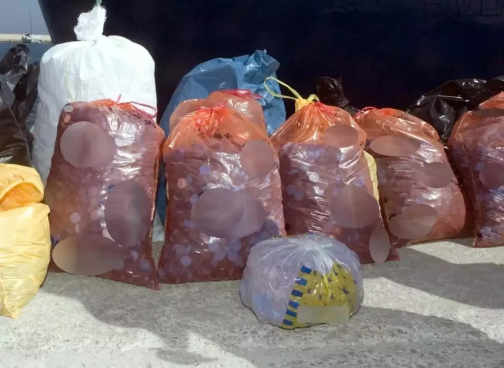 Θεσσαλονίκη: Τρεις τόνοι πλαστικά καπάκια «μεταμορφώθηκαν» σε ένα παιδικό αμαξίδιο ειδικού τύπου