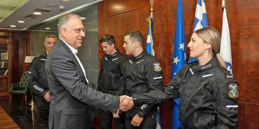 Συγχαρητήρια Θεοδωρικάκου σε αστυνομικούς για τη σύλληψη διαρρήκτη στην Ομόνοια: «Ηρωες της καθημερινότητας»