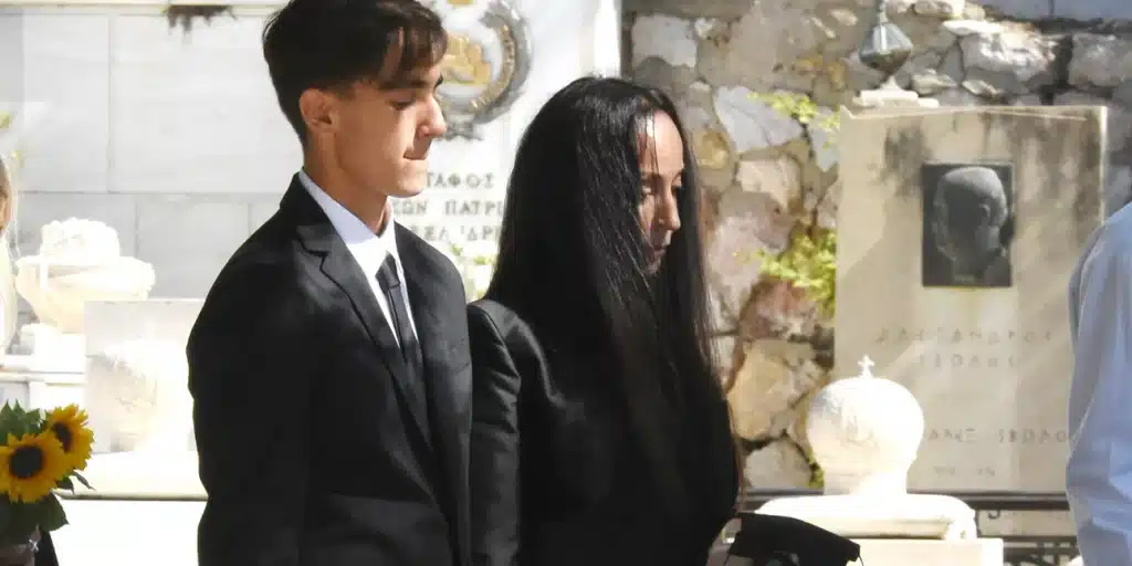 Η Βίκυ Σταμάτη με τον 15χρονο γιο της στο μνημόσυνο για τον έναν χρόνο από τον θάνατο του Άκη [βίντεο]