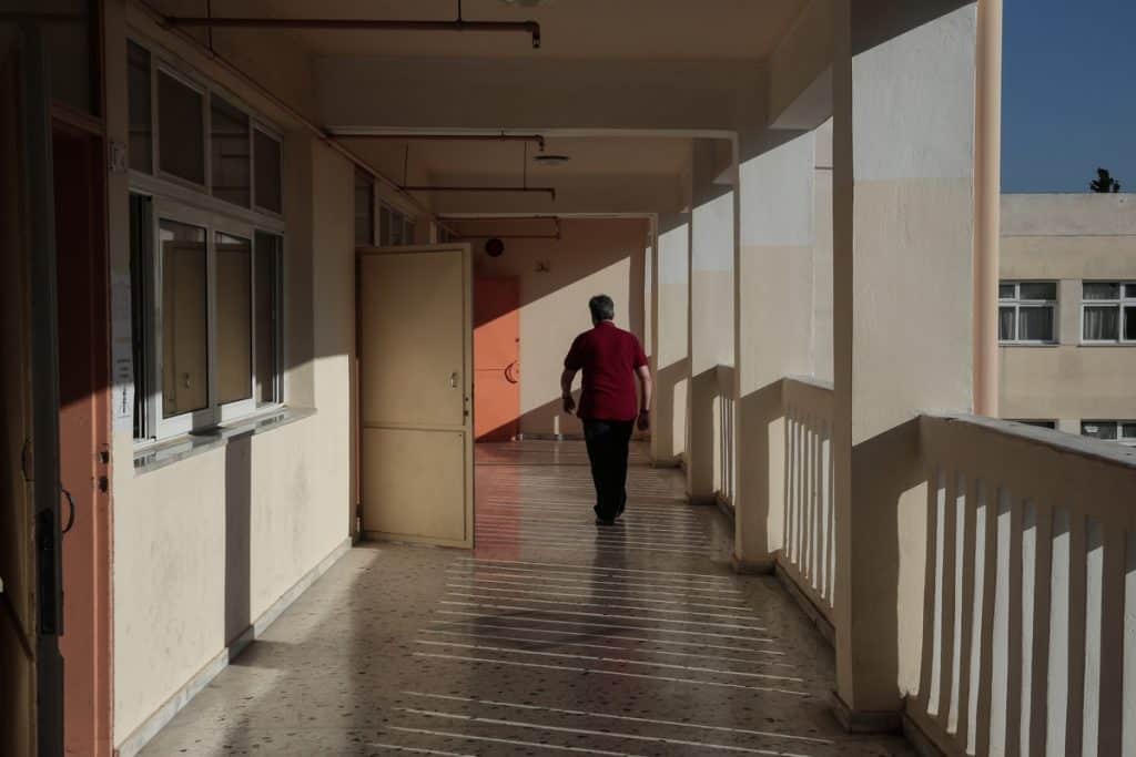 Καθηγητής ΕΠΑΛ αναγκάστηκε να παραιτηθεί μετά από άγριο bullying μαθητών – «Eσύ έβγαλες έξω την κοπέλα μου;»