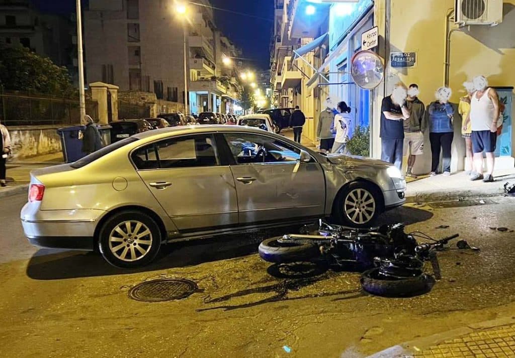 Λαμία : Σοβαρό τροχαίο με μηχανή και Ι.Χ στο κέντρο της πόλης Λαμία : Σοβαρό τροχαίο με μηχανή και Ι.Χ στο κέντρο της πόλης