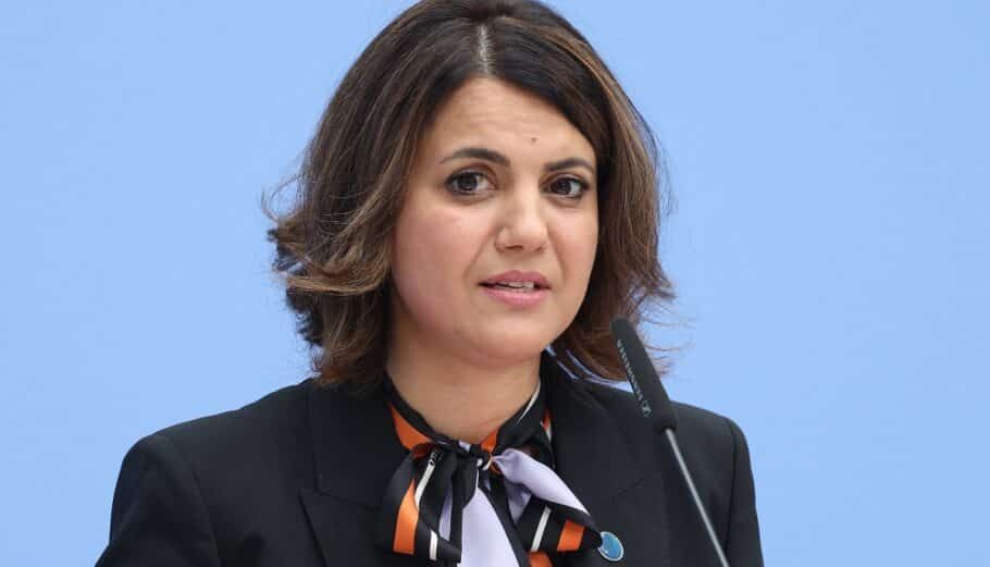 Ποια είναι η Νάιλα Μανγκούς – Η αμφιλεγόμενη πολέμια του Καντάφι που προκάλεσε το διπλωματικό επεισόδιο Ποια είναι η Νάιλα Μανγκούς – Η αμφιλεγόμενη πολέμια του Καντάφι που προκάλεσε το διπλωματικό επεισόδιο