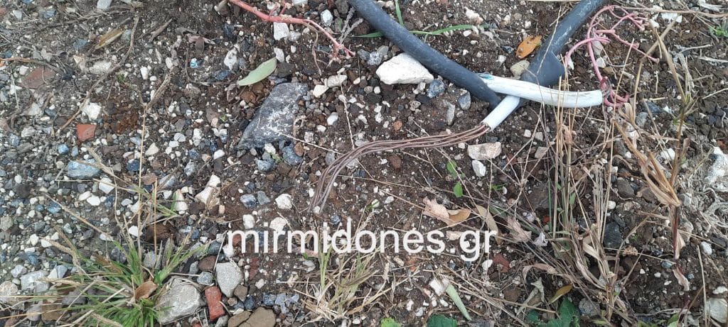Δομοκός: Εκτεθειμένα (και επικίνδυνα) καλώδια σε χώρο στάθμευσης