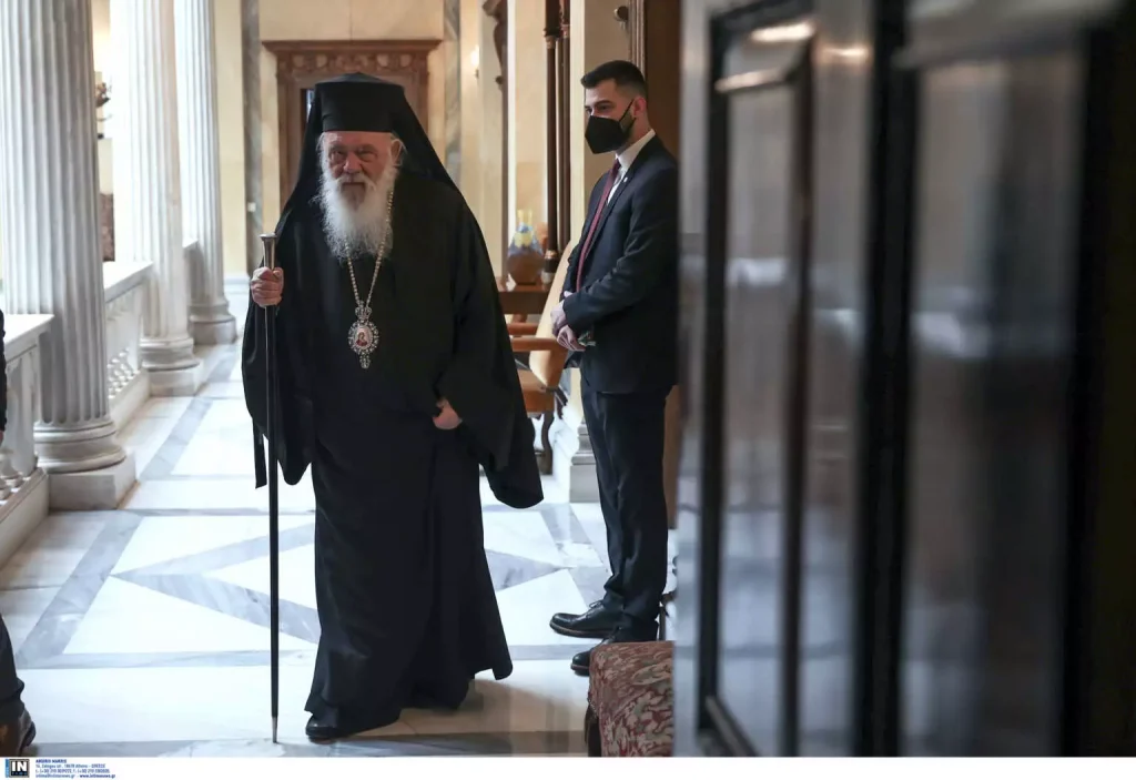 Κιβωτός του Κόσμου: Ανακρίσεις για τον πατέρα Αντώνιο διέταξε ο Αρχιεπίσκοπος Ιερώνυμος – Του απαγόρευσε να ιερουργεί Κιβωτός του Κόσμου: Ανακρίσεις για τον πατέρα Αντώνιο διέταξε ο Αρχιεπίσκοπος Ιερώνυμος – Του απαγόρευσε να ιερουργεί