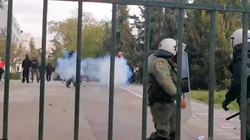 Θεσσαλονίκη: Βγήκαν από το Αριστοτέλειο πετώντας πέτρες στα ΜΑΤ