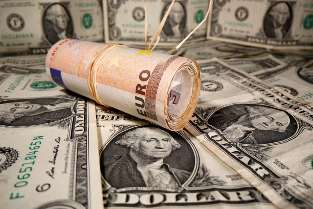Ενισχύεται σημαντικά το ευρώ έναντι του δολαρίου