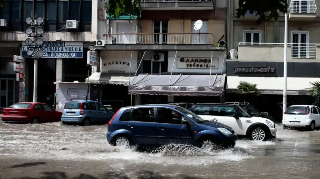 Καιρός: Τρία «κύματα» κακοκαιρίας μέχρι και την Κυριακή – Έρχονται ισχυρές καταιγίδες