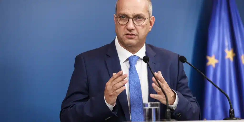Οικονόμου: Ξεπερνούν σε φαντασία τους παραμυθάδες τα περί παρακολουθήσεων -Φαιδρές κατηγορίες για να πλήξουν την κυβέρνηση