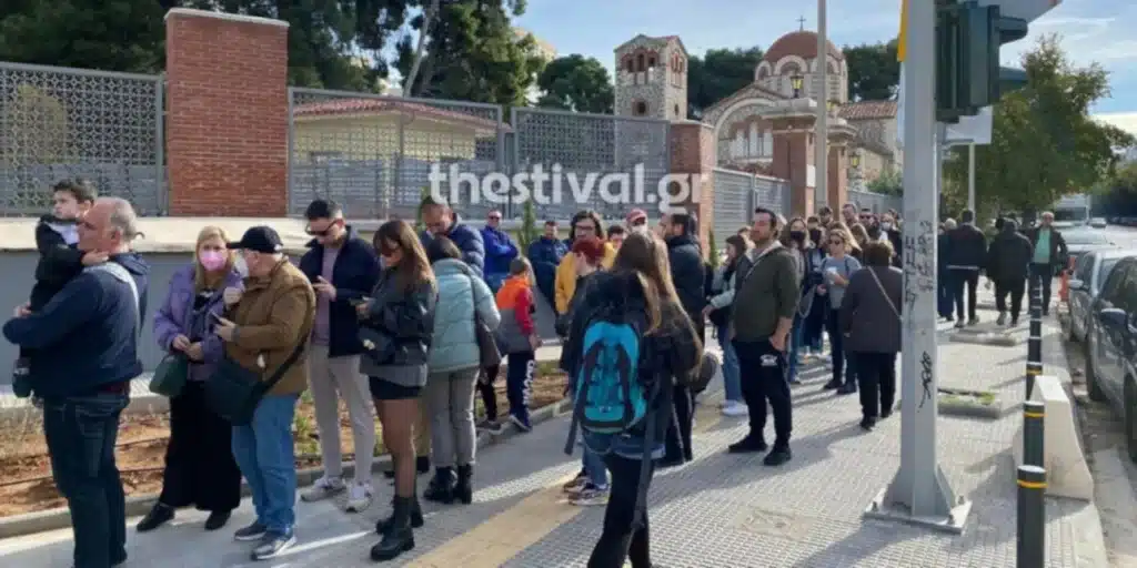 Μετρό Θεσσαλονίκης: Ουρές από τον κόσμο – «Πλάκα κάνεις!», αναφώνησε πολίτης μόλις είδε τον συρμό [εικόνες]