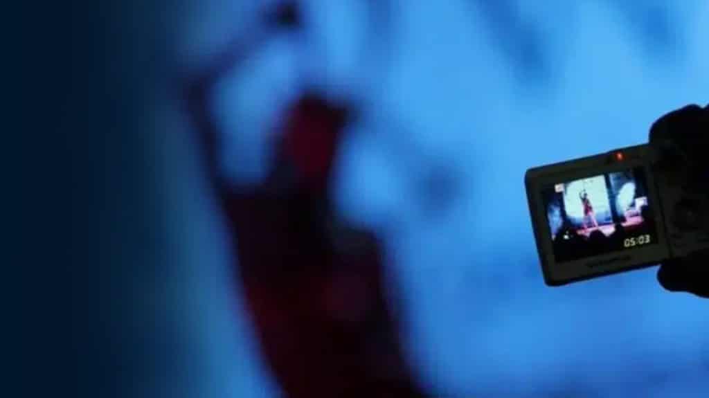 Νέα υπόθεση revenge porn: «Είχε τοποθετήσει κρυφές κάμερες στο σπίτι μου για να με εκβιάσει» λέει το θύμα