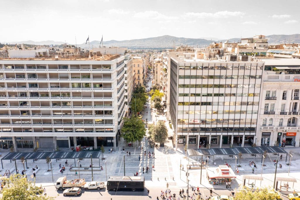 Άνθρωπος έπεσε στο κενό από μεγάλο ύψος στο Σύνταγμα