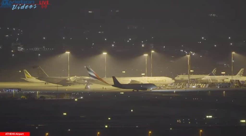 Προσγειώθηκε η δεύτερη πτήση της Emirates συνοδεία μαχητικών F-16-live εικόνα από το αεροδρόμιο Προσγειώθηκε η δεύτερη πτήση της Emirates συνοδεία μαχητικών F-16-live εικόνα από το αεροδρόμιο