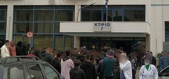 Θεσσαλονίκη: Επεισόδια μεταξύ Ρομά και ΜΑΤ έξω από το Ιπποκράτειο για τον 16χρονο Θεσσαλονίκη: Επεισόδια μεταξύ Ρομά και ΜΑΤ έξω από το Ιπποκράτειο για τον 16χρονο