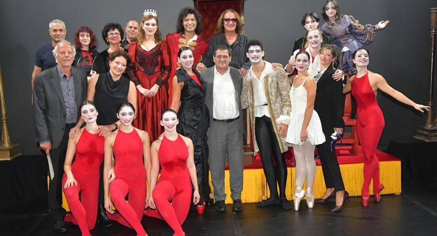 Σάλος με παιδική παράσταση του ΔΗΠΕΘΕ– Η γυναίκα «Μότσαρτ» και το φιλί Σάλος με παιδική παράσταση του ΔΗΠΕΘΕ– Η γυναίκα «Μότσαρτ» και το φιλί