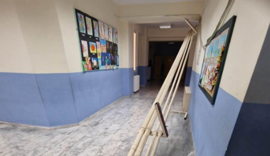 Λαμία: Έπεσαν σωλήνες και σοβάδες στο 1ο Δημοτικό σχολείο Στυλίδας Λαμία: Έπεσαν σωλήνες και σοβάδες στο 1ο Δημοτικό σχολείο Στυλίδας