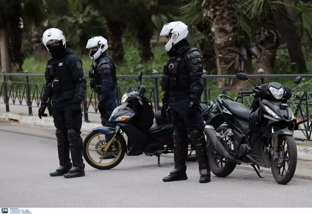 Βόλος: Επιτέθηκε στη σύζυγό του, στον γιο της και σε τρεις αστυνομικούς Βόλος: Επιτέθηκε στη σύζυγό του, στον γιο της και σε τρεις αστυνομικούς