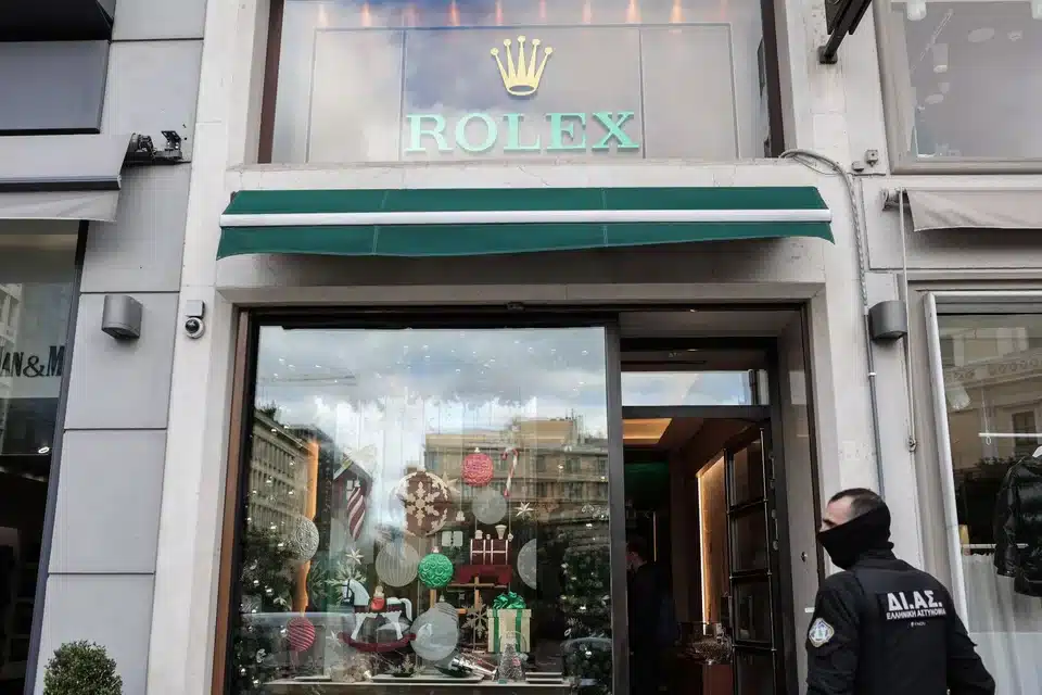 Rolex: 23 ρολόγια αξίας 300.000 ευρώ άρπαξαν οι δράστες -Ληστές είχαν «χτυπήσει» το ίδιο κατάστημα το 2003 Rolex: 23 ρολόγια αξίας 300.000 ευρώ άρπαξαν οι δράστες -Ληστές είχαν «χτυπήσει» το ίδιο κατάστημα το 2003