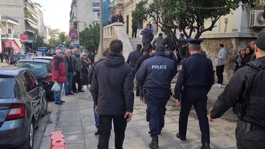 Λαμία: Ένοχοι οι 5 ρομά που χτύπησαν τους δημοτικούς αστυνομικούς στην Λαμία!