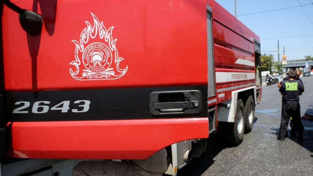Θεσσαλονίκη: Φορτηγό με ζωοτροφές τυλίχθηκε στις φλόγες