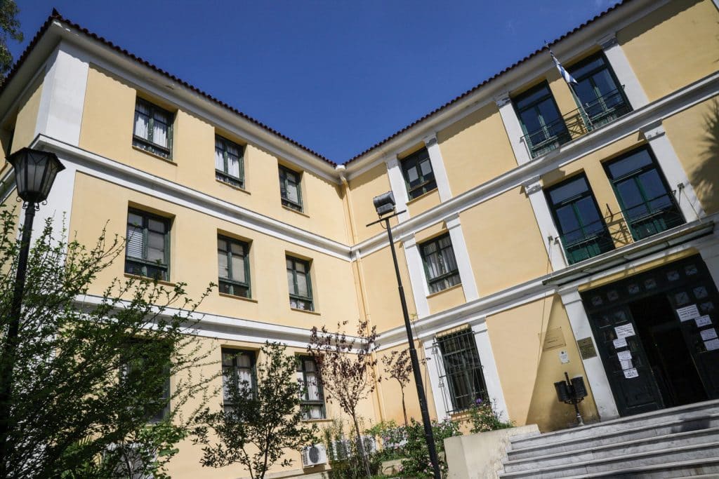 Ελεύθερη, υπό παρακολούθηση, η 14χρονη κατηγορούμενη