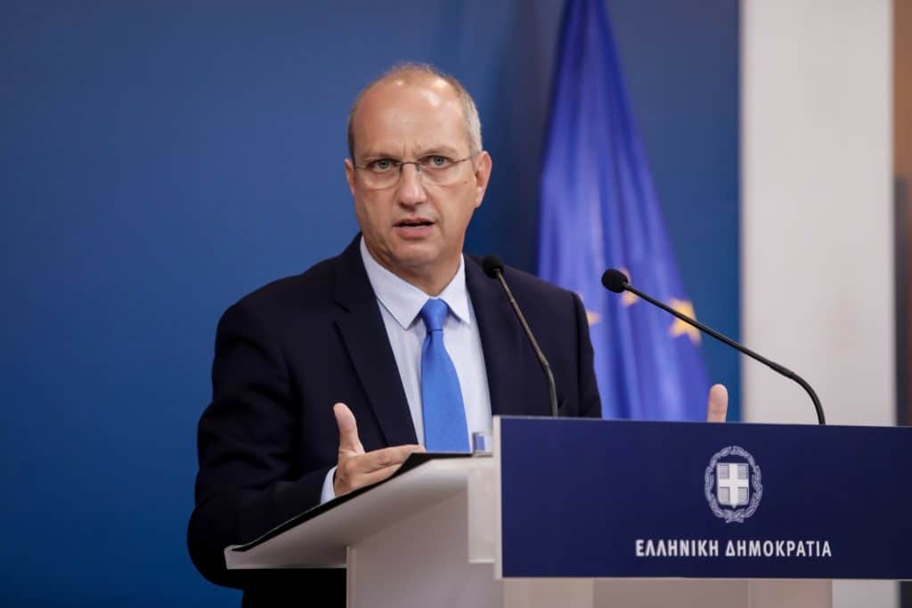 LIVE η ενημέρωση των πολιτικών συντακτών από τον κυβερνητικό εκπρόσωπο