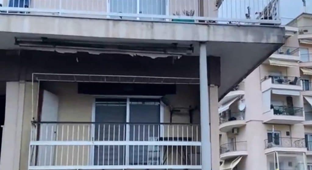Απίστευτο κι όμως ελληνικό: Κολώνα ηλεκτροφωτισμού περνάει μέσα από τρία μπαλκόνια