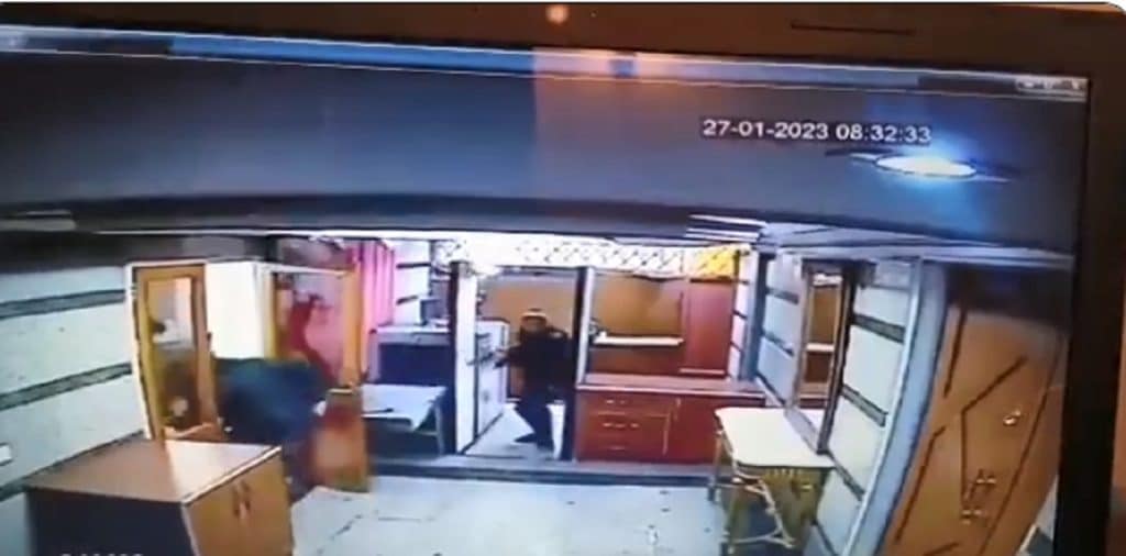 Ιράν: Ένοπλος άνοιξε πυρ στην πρεσβεία του Αζερμπαϊτζάν – Βίντεο που σοκάρει Ιράν: Ένοπλος άνοιξε πυρ στην πρεσβεία του Αζερμπαϊτζάν – Βίντεο που σοκάρει